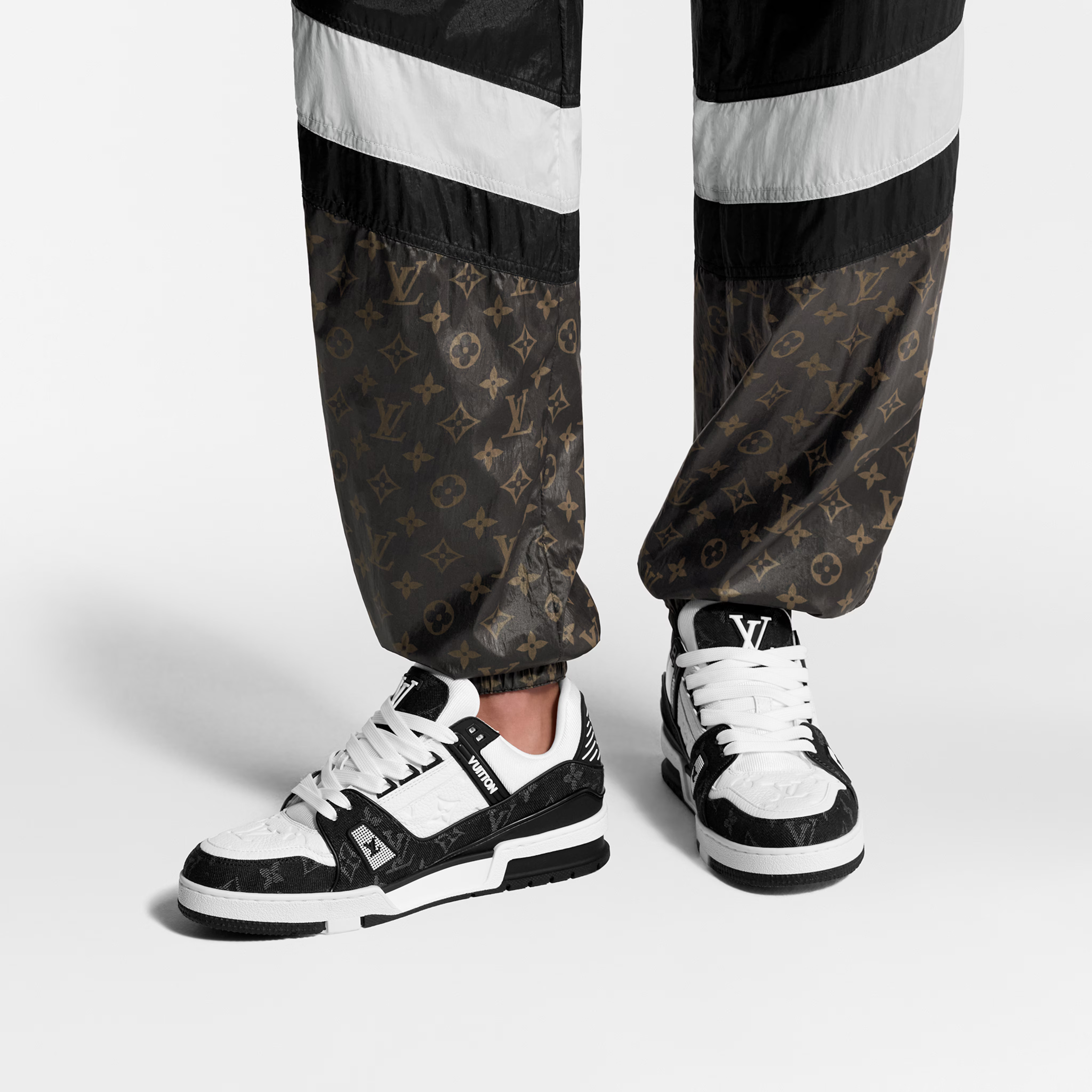 Louis Vuitton LV Trainer Maxi sneaker in black and white monogram denim and leather. - Image 4
