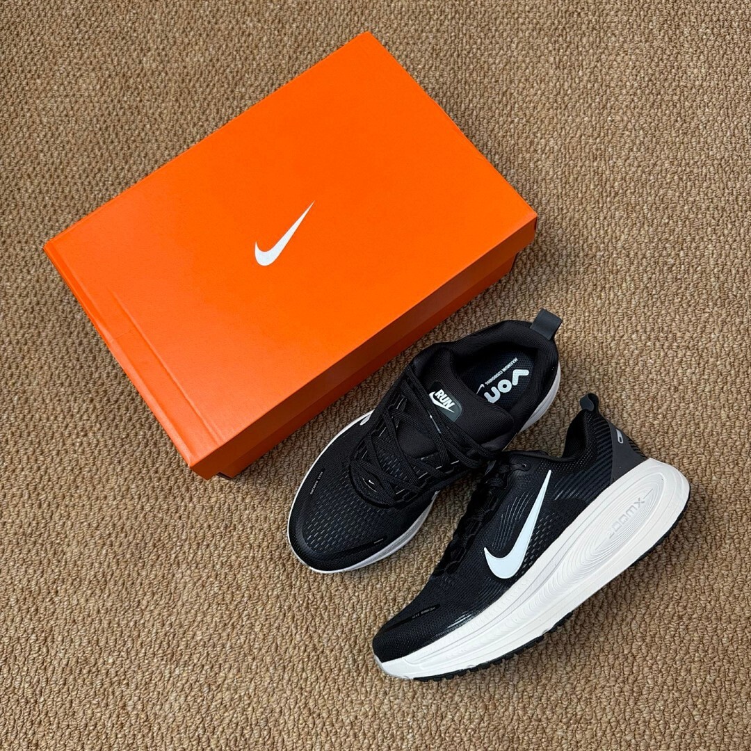 Nike Invincible Run Flyknit 3 Black White - Image 2