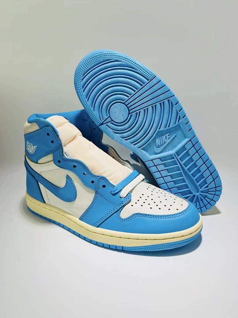 Air Jordan 1 Retro High OG University Blue Sail - Image 4