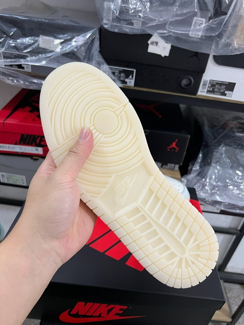 Air Jordan 1 Low SE "Floral Embroidery" White Light Smoke Grey Sail FN8918-100 Women's Sneakers - Image 6