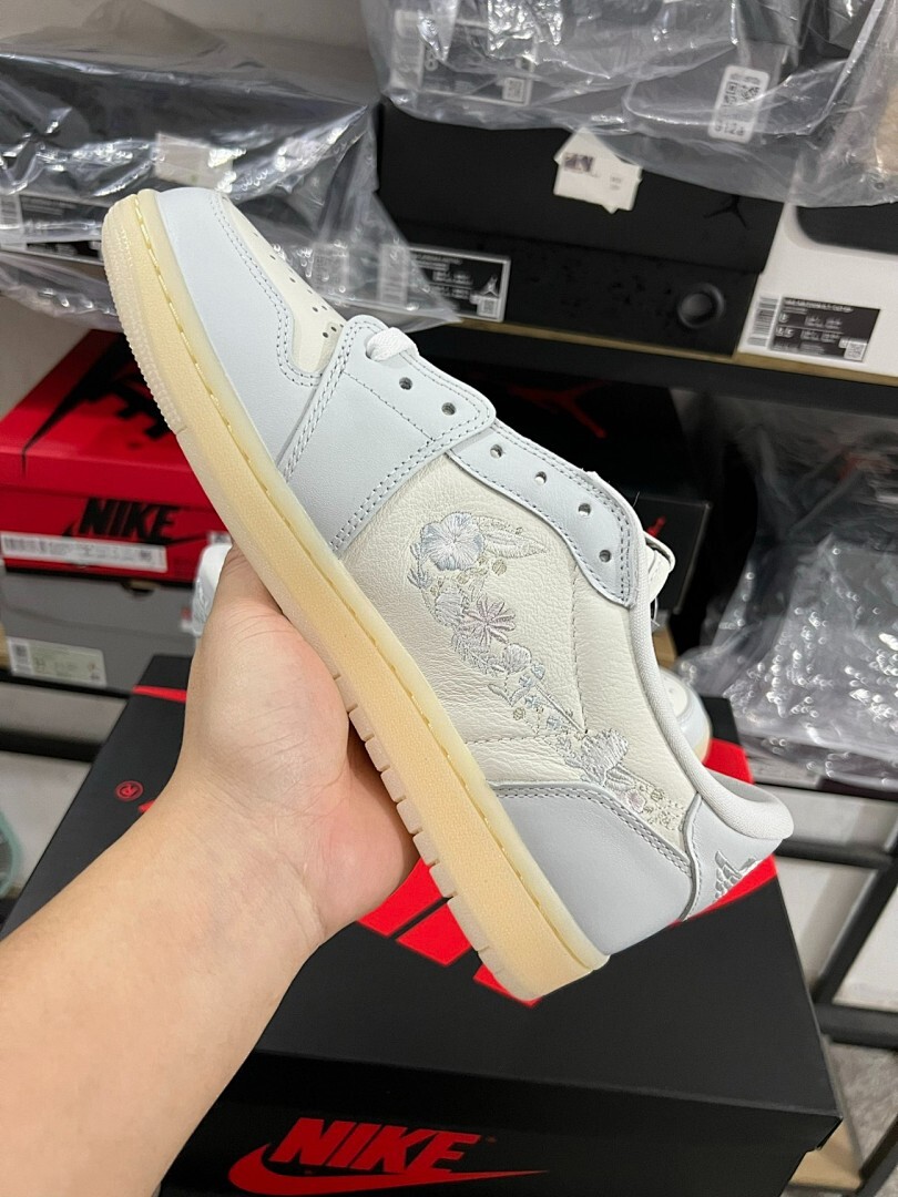 Air Jordan 1 Low SE "Floral Embroidery" White Light Smoke Grey Sail FN8918-100 Women's Sneakers - Image 7