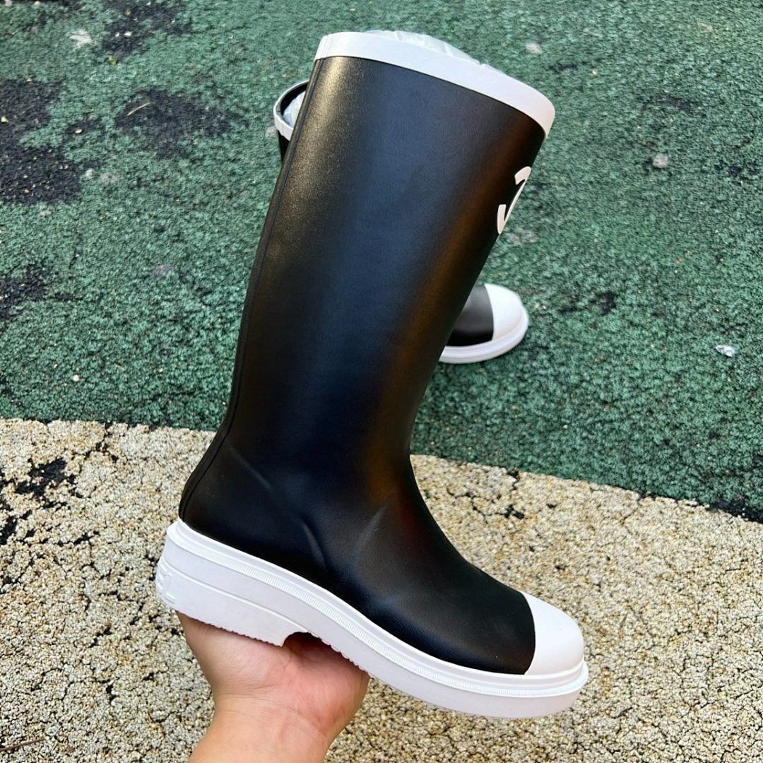 Chanel Black Rubber Rain Boots White Cap Toe CC Logo - Image 9